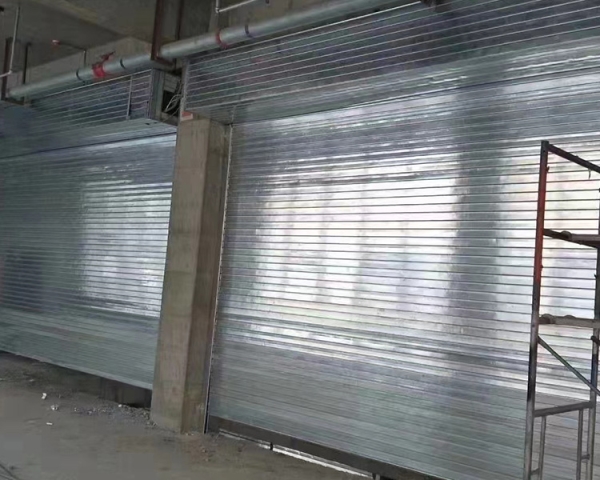 學(xué)府智能停車樓防火門，防火卷簾，快速門，擋煙垂壁施工現(xiàn)場